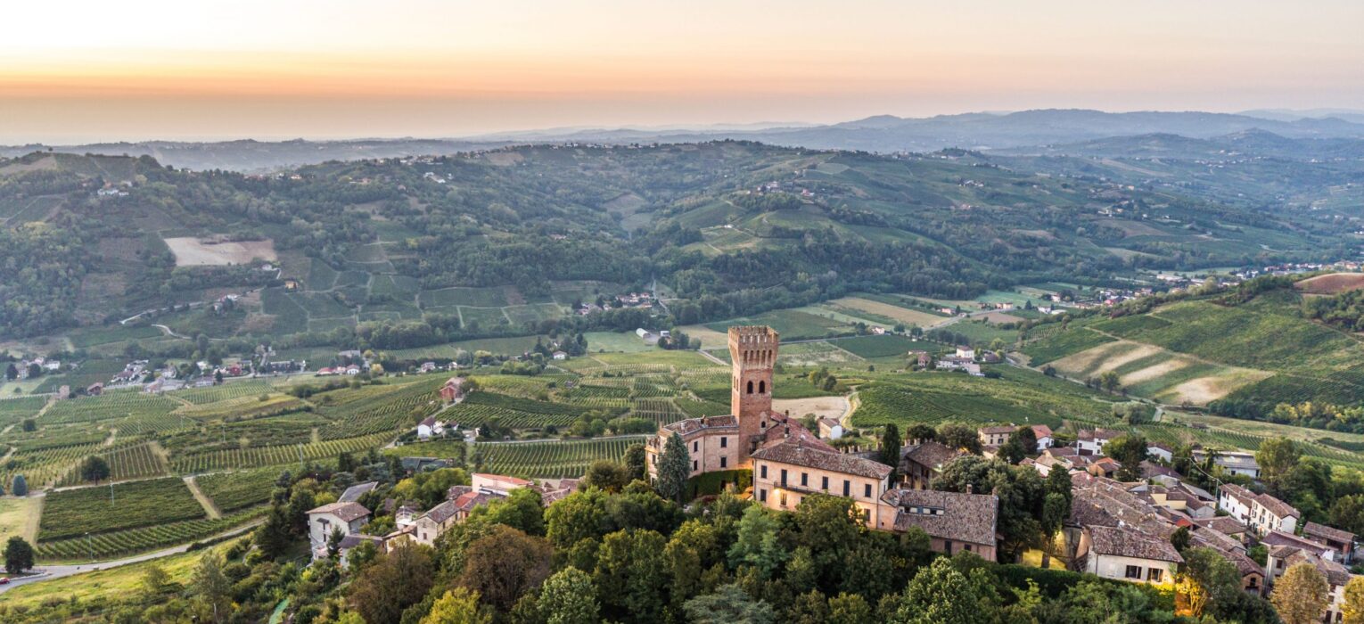 Castello di Cigognola interpreta il Pinot Nero dell'Oltrepò in chiave contemporanea e lo chiama Pinot Noir